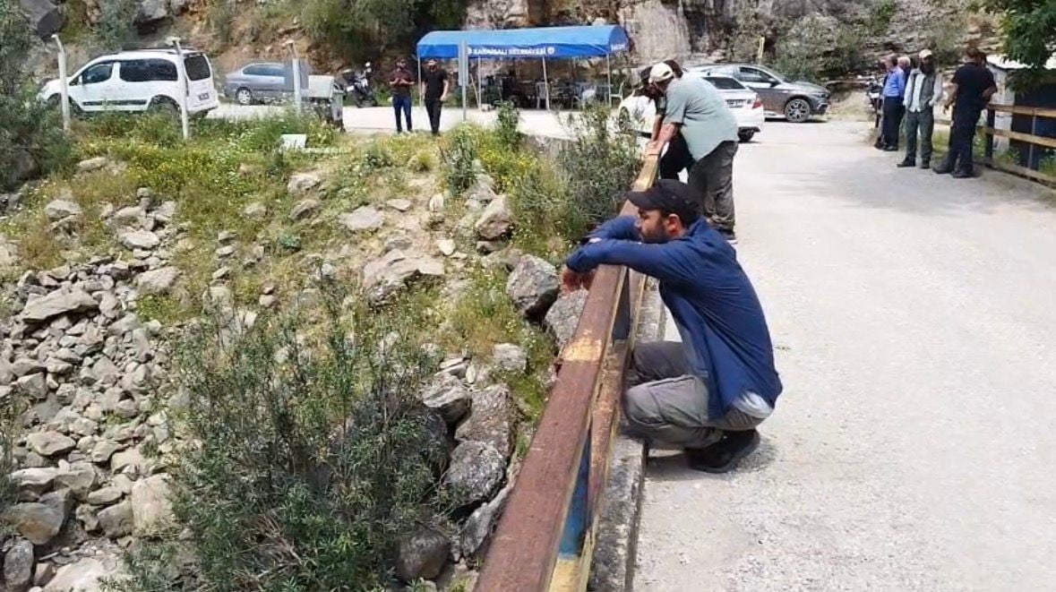 ADANA'NIN KARAİSALI İLÇESİNDE SERİNLEMEK İÇİN GİRDİĞİ EĞLENCE ÇAYI'NDA, AKINTIYA KAPILARAK...