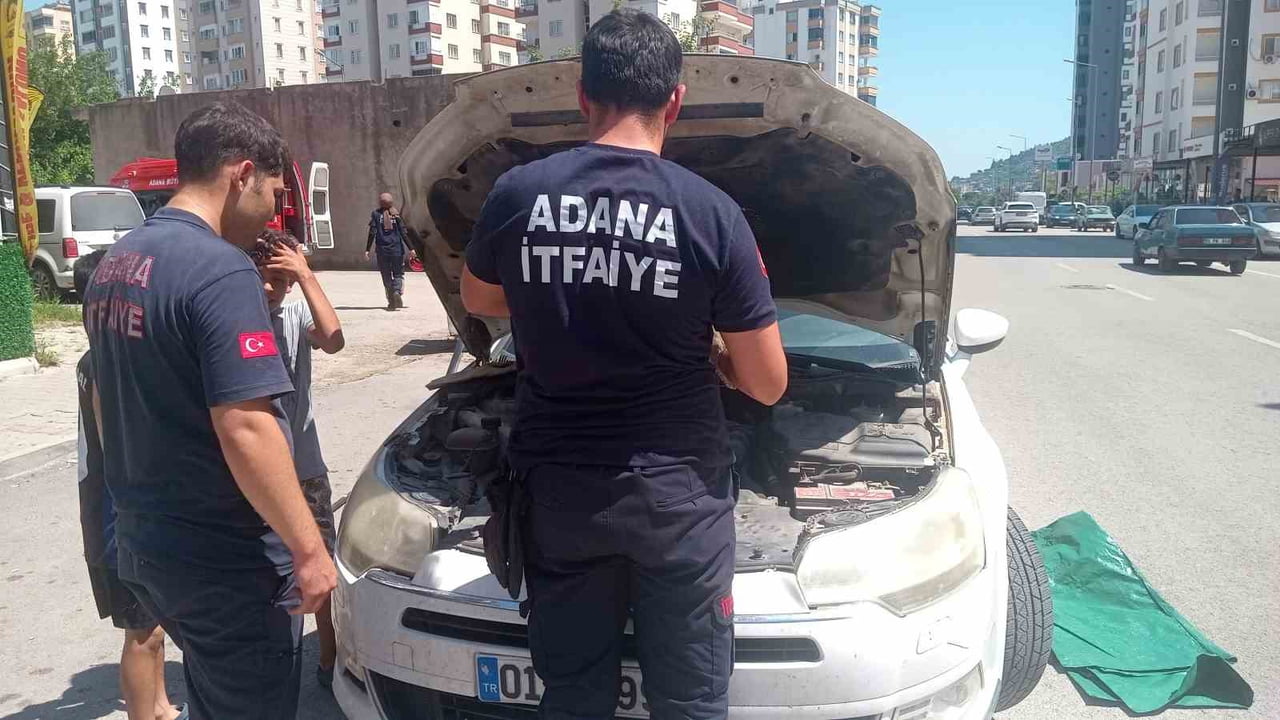 ADANA'NIN KOZAN İLÇESİNDE İKİ AYRI OTOMOBİLİN MOTOR KISMINA GİREN YAVRU KEDİ, İTFAİYE EKİBİNİN...