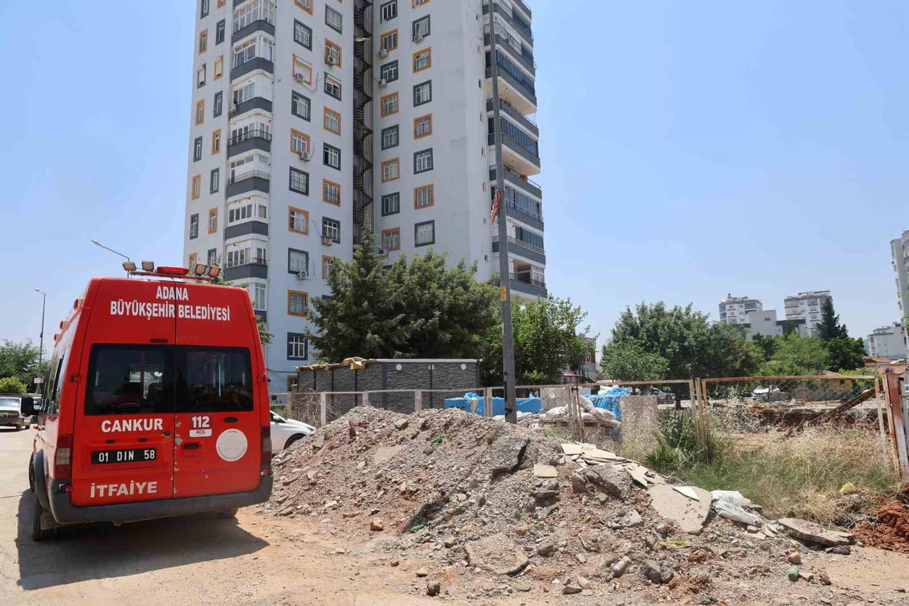 ADANA'NIN KOZAN İLÇESİNDE YAPIMI DEVAM EDEN YENİ İTFAİYE HİZMET BİNASI YAPIMI SIRASINDA APARTMAN...