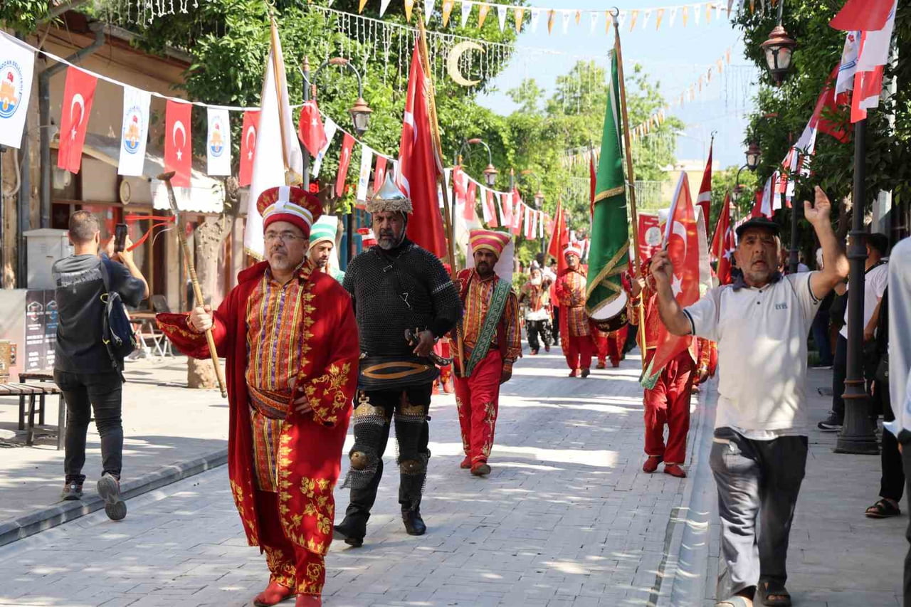 ADANA'NIN KOZAN İLÇESİNİN FRANSIZ VE ERMENİ İŞGALİNDEN KURTULUŞUNUN 106. YIL DÖNÜMÜ, GENÇLERİN...