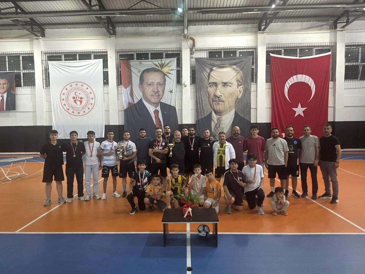 ADANA'NIN POZANTI İLÇESİNDE BU YIL İLK KEZ DÜZENLENEN "YAZA MERHABA AYAK TENİSİ TURNUVASI", FİNAL...