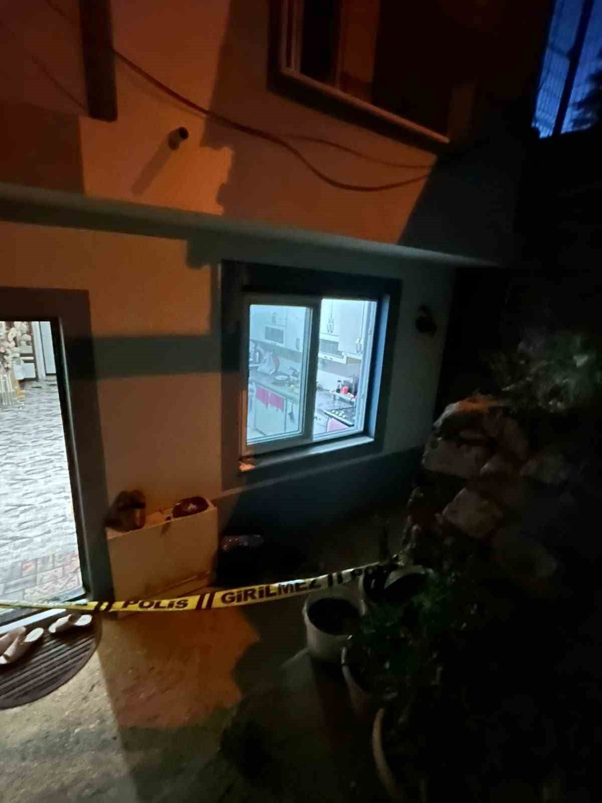 ADANA'NIN SAİMBEYLİ İLÇESİNDE 2 ÇOCUK ANNESİ SERVET TEKİR, 16 YAŞINDAKİ KIZI D.E. TARAFINDAN...