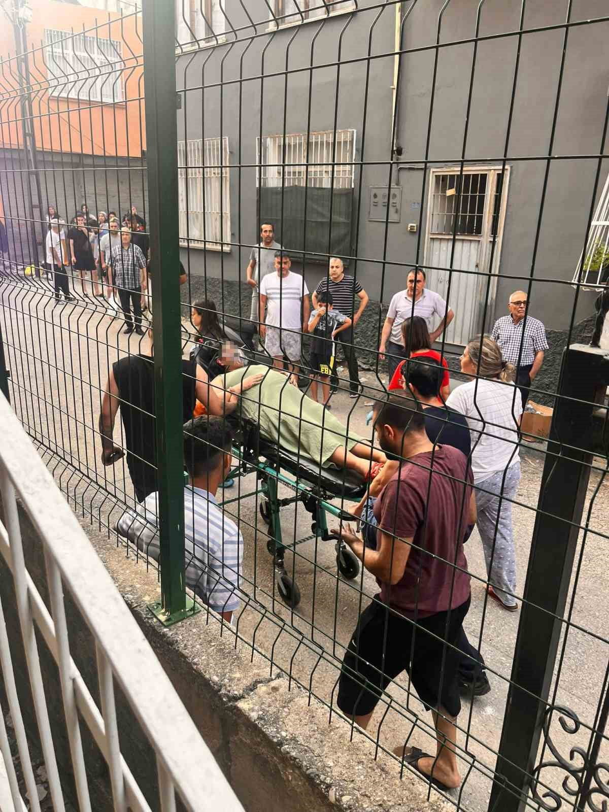 ADANA’DA BİR EVDEN ÇIKAN YANGINDA MAHSUR KALAN HAMİLE KADIN VE OĞLU İTFAİYE EKİPLERİNCE...
