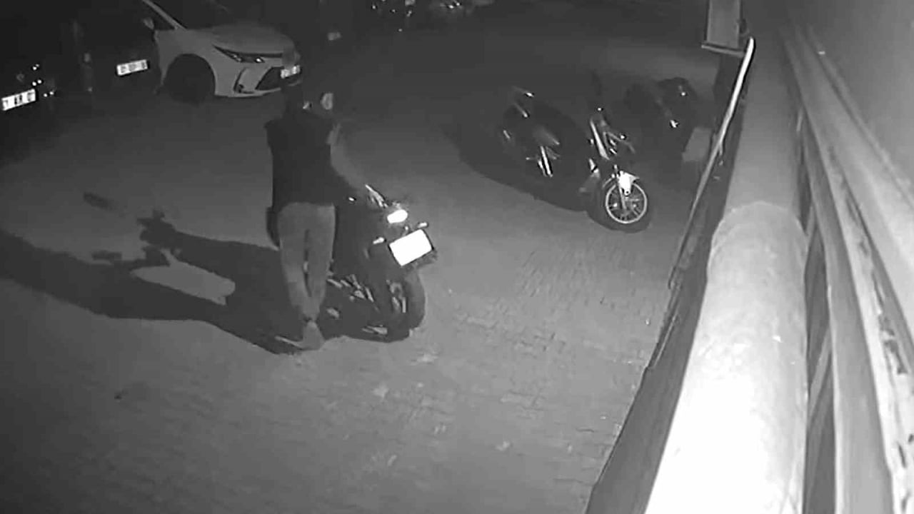 ADANA’DA BİR KİŞİNİN PARK HALİNDEKİ MOTOSİKLETİ ÇALMASI ANBEAN GÜVENLİK KAMERALARINA YANSIDI....