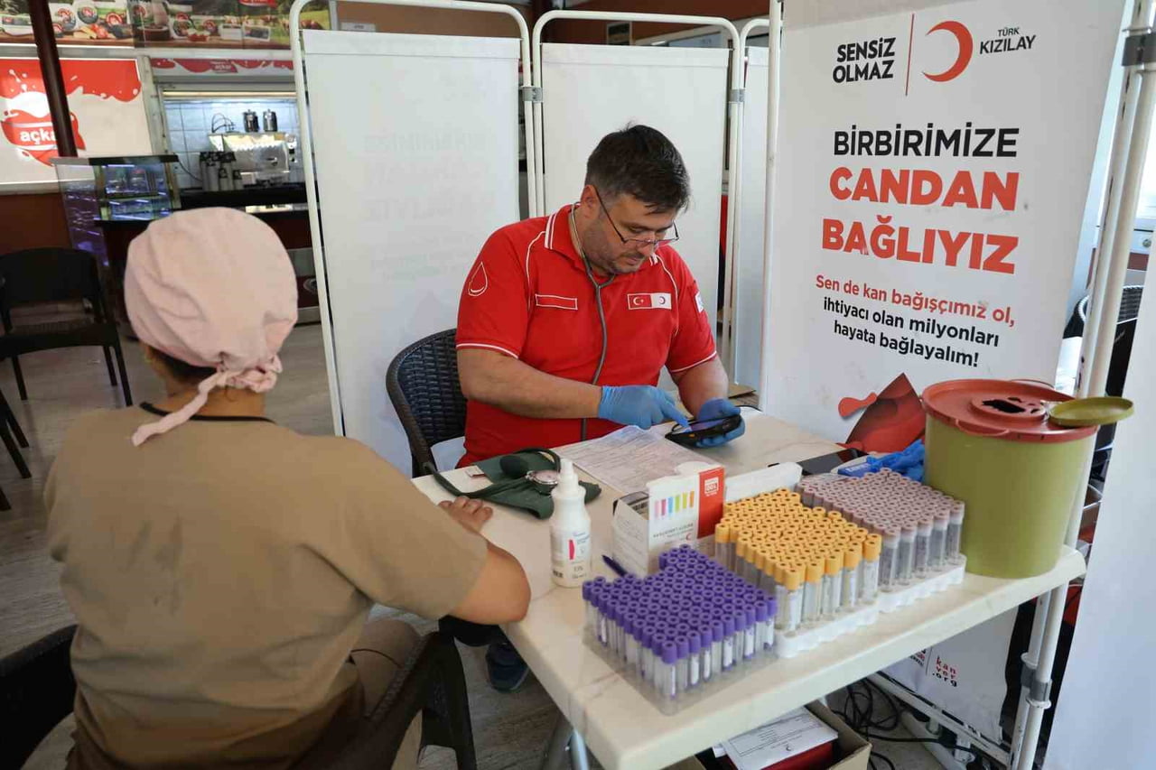 ADANA’DA DÜZENLENEN KAN VE KÖK HÜCRE BAĞIŞ KAMPANYASI, VATANDAŞLARDAN YOĞUN İLGİ GÖRDÜ.