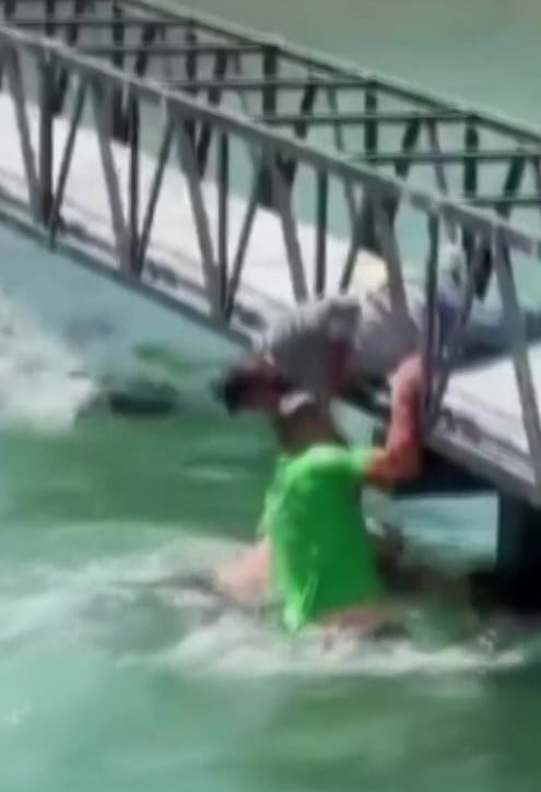 ADANA’DA ETKİSİNİ ARTIRAN SICAK HAVA NEDENİYLE SERİNLEMEK İSTEYEN VATANDAŞLAR SULAMA KANALLARINA...