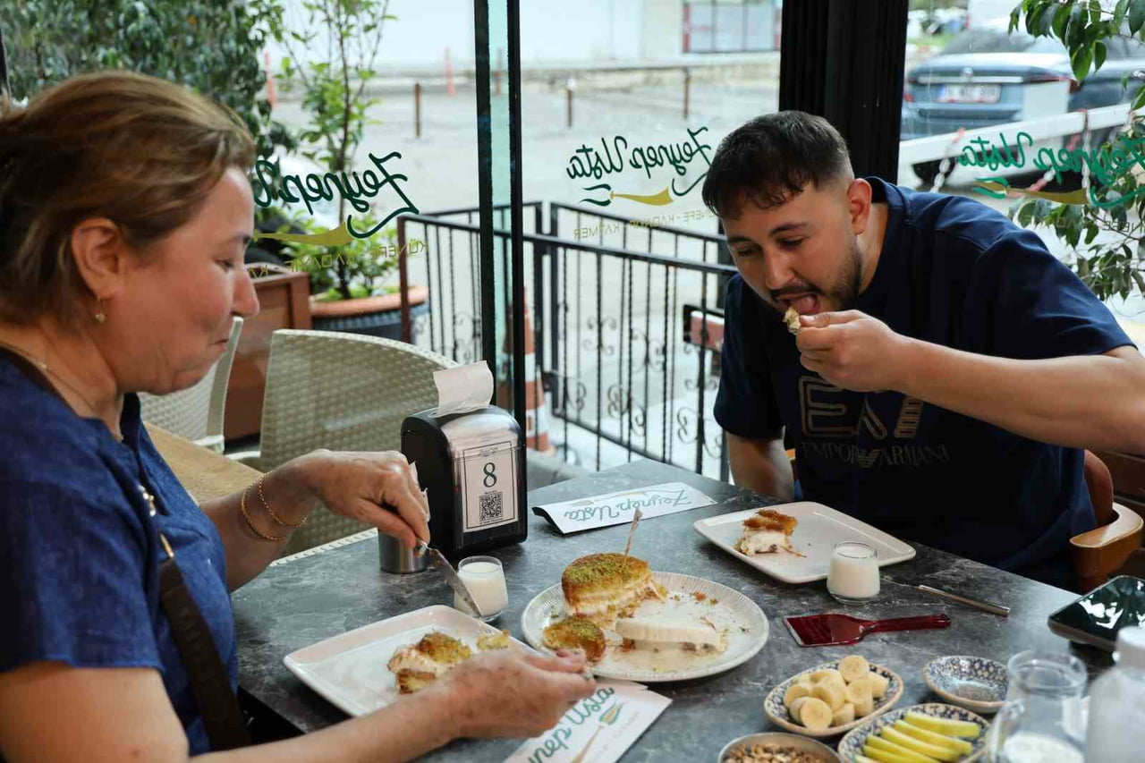 ADANA’DA ETKİSİNİ ARTIRAN SICAKLAR NEDENİYLE VATANDAŞLAR, DONDURMALI TATLILARA YÖNELDİ.
