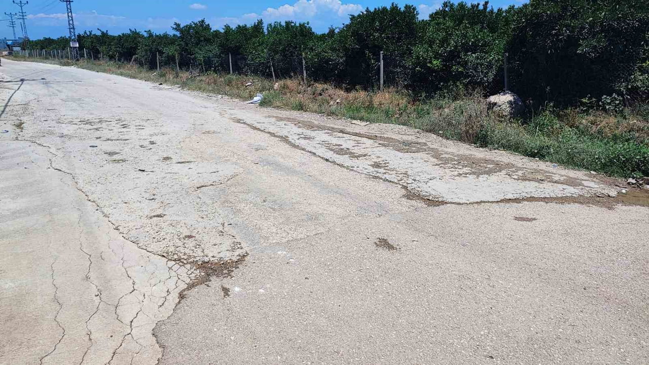 ADANA’DA MERKEZ SEYHAN İLÇESİNDE VATANDAŞLARIN BAŞVURUSUNA RAĞMEN YOLDAKİ ÇUKURLAR KAPATILMAYINCA...