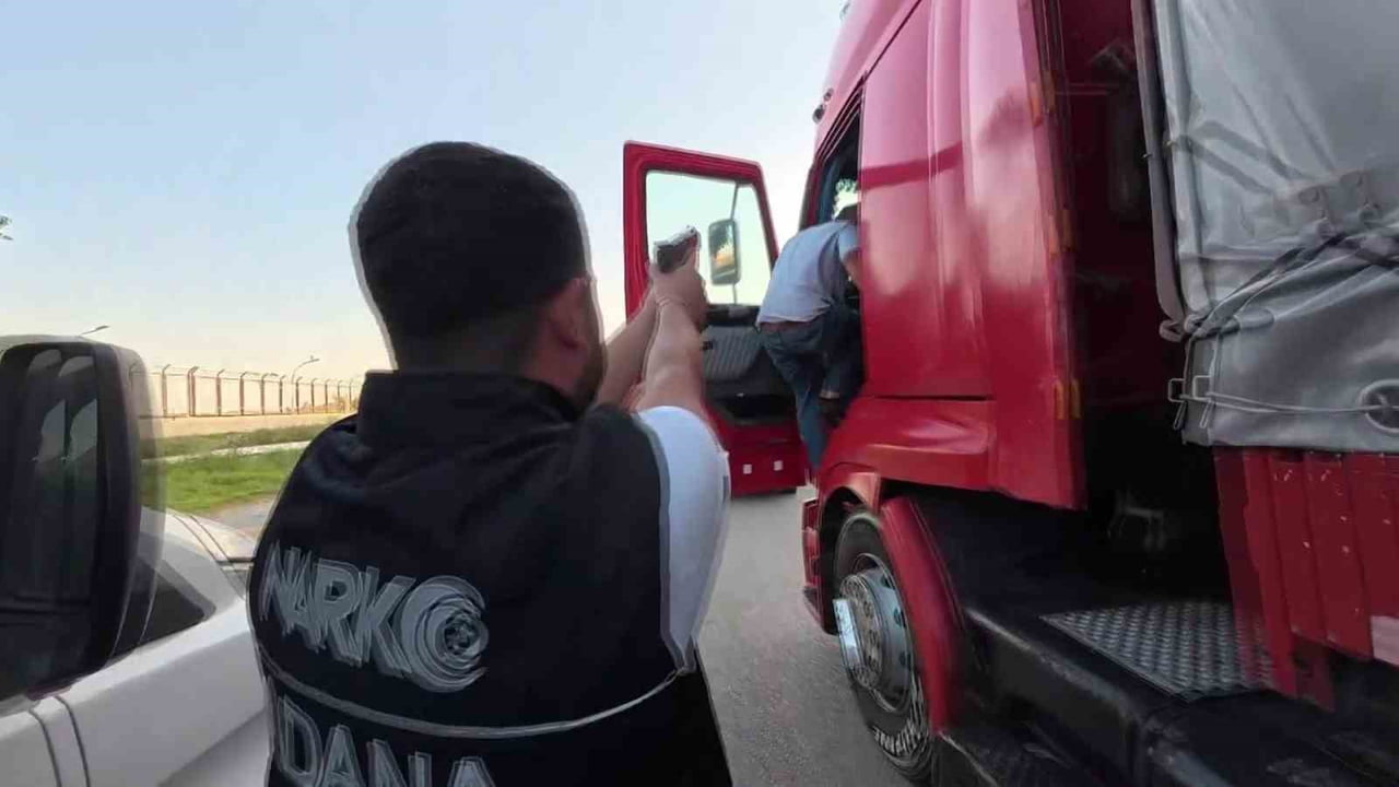 ADANA’DA NARKOTİK POLİSİNİN DURDURDUĞU TIRDA 408 BİN 235 ADET UYUŞTURUCU HAP ELE GEÇİRİLDİ. SÜRÜCÜ...