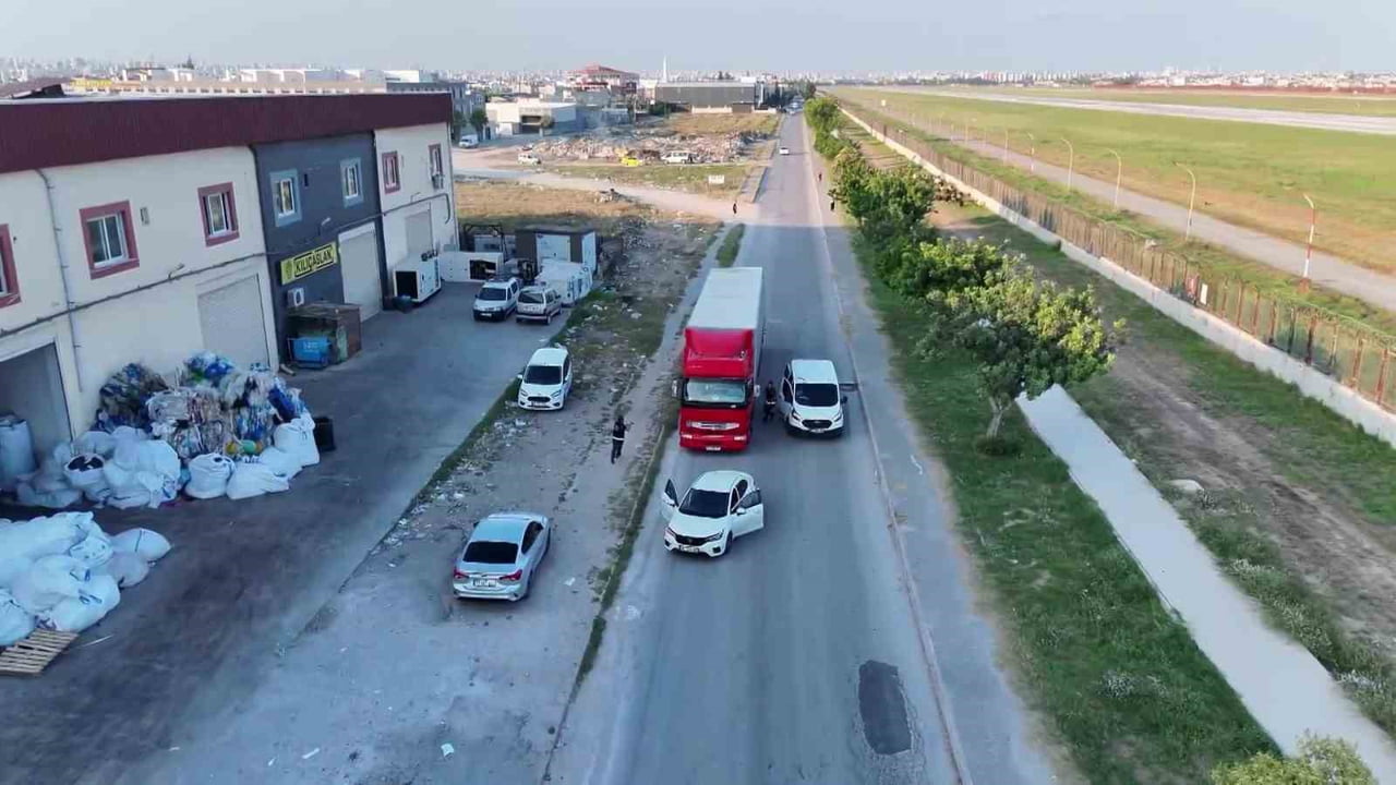 ADANA’DA NARKOTİK POLİSİNİN DURDURDUĞU TIRDA 408 BİN 235 ADET UYUŞTURUCU HAP ELE GEÇİRİLDİ. SÜRÜCÜ...
