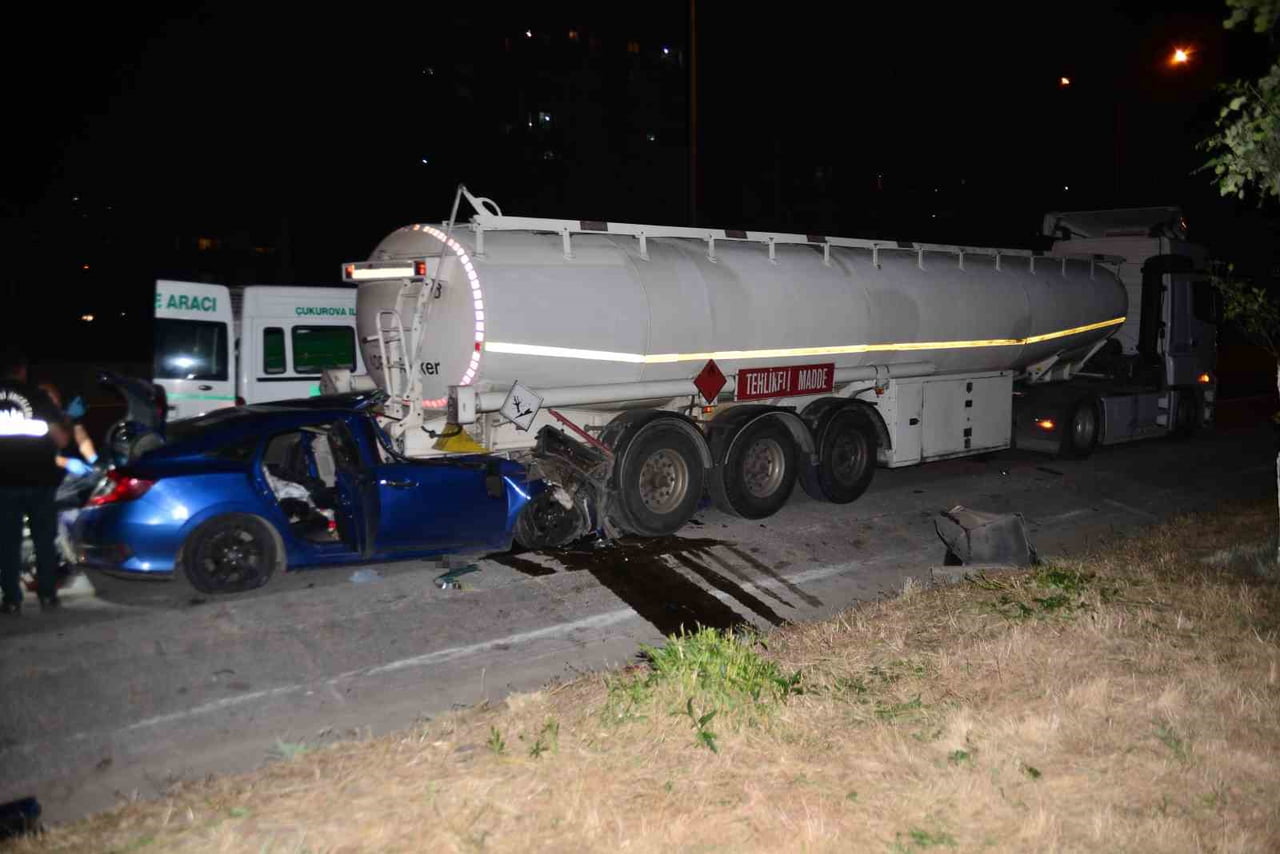 ADANA’DA OTOYOLDA TIRA ARKADAN ÇARPAN OTOMOBİLİN SÜRÜCÜSÜ HAYATINI KAYBEDERKEN, ARAÇTA BULUNAN 2...