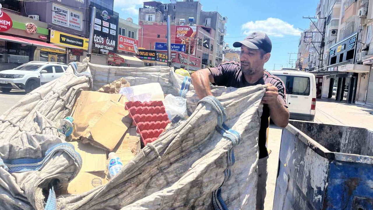 ADANA’DA YAŞAM MÜCADELESİ VEREN 3 ÇOCUK BABASI ADNAN ASLAN, ÇOCUKLARININ EĞİTİMİ İÇİN 33 YILDIR...