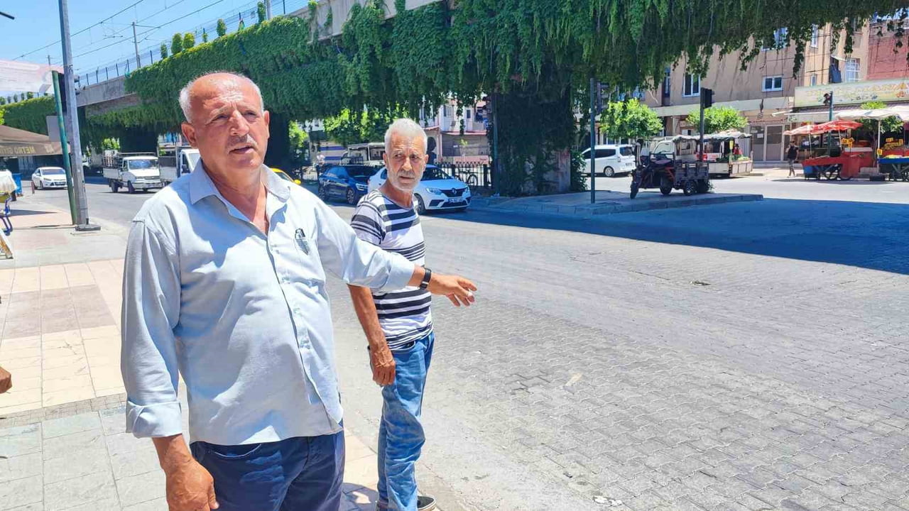 ADANA’DA YOLUN KARŞISINA GEÇMEYE ÇALIŞIRKEN PEŞ PEŞE İKİ ARACIN ALTINDA KALAN 4 YAŞINDAKİ SURİYE...