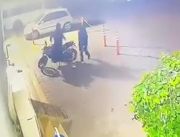 ADANA’DA YÜZLERİ MASKELİ 2 ŞÜPHELİNİN BİR SİTEDEN MOTOSİKLET ÇALDIĞI ANLAR GÜVENLİK KAMERASINA...