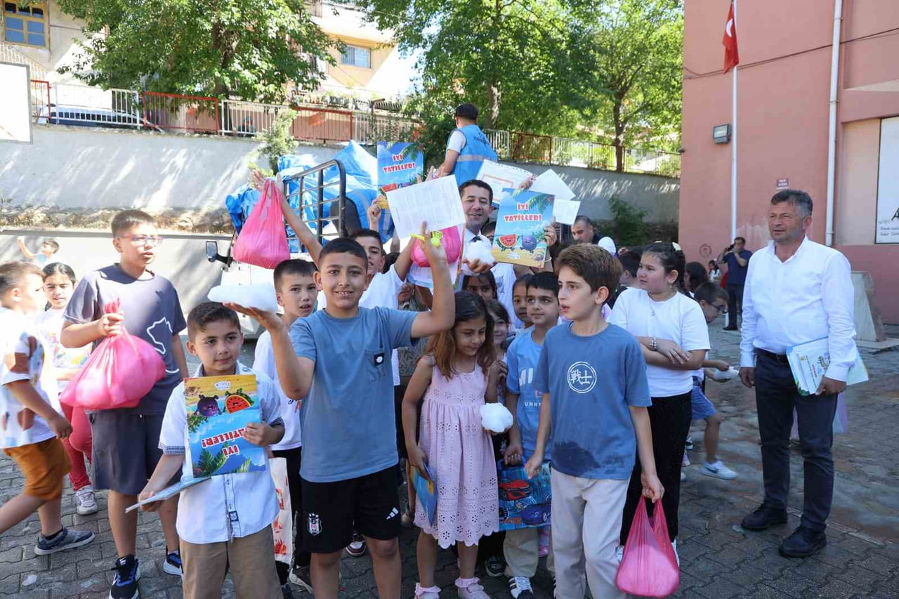 ADANA’NIN FEKE İLÇESİNDE BELEDİYE BAŞKANI CÖMERT ÖZEN, KARNE HEYECANI YAŞAYAN ÖĞRENCİLERE...