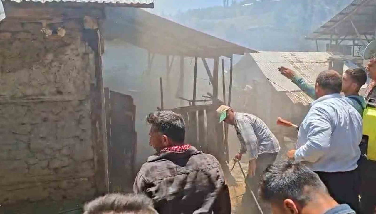 ADANA’NIN FEKE İLÇESİNDE YANGIN ÇIKAN EVE KULLANILAMAZ HALE GELDİ.