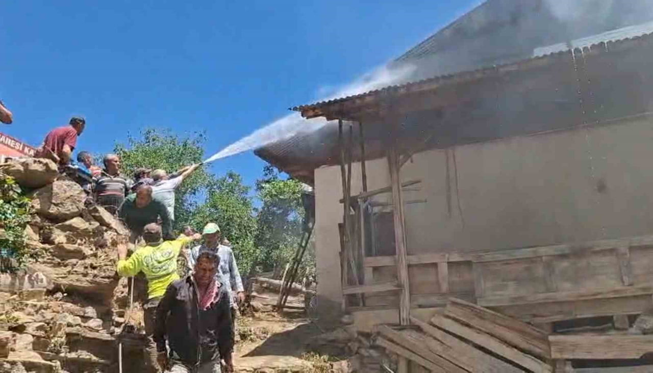 ADANA’NIN FEKE İLÇESİNDE YANGIN ÇIKAN EVE KULLANILAMAZ HALE GELDİ.