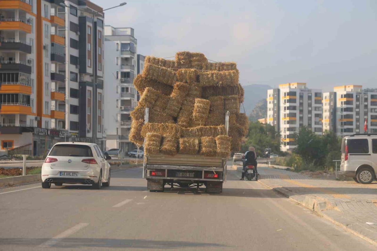 ADANA’NIN KOZAN İLÇESİNDE AŞIRI YÜKLÜ SAMAN BALYASI TAŞIYAN BİR PİKABIN TRAFİKTE OLUŞTURDUĞU...