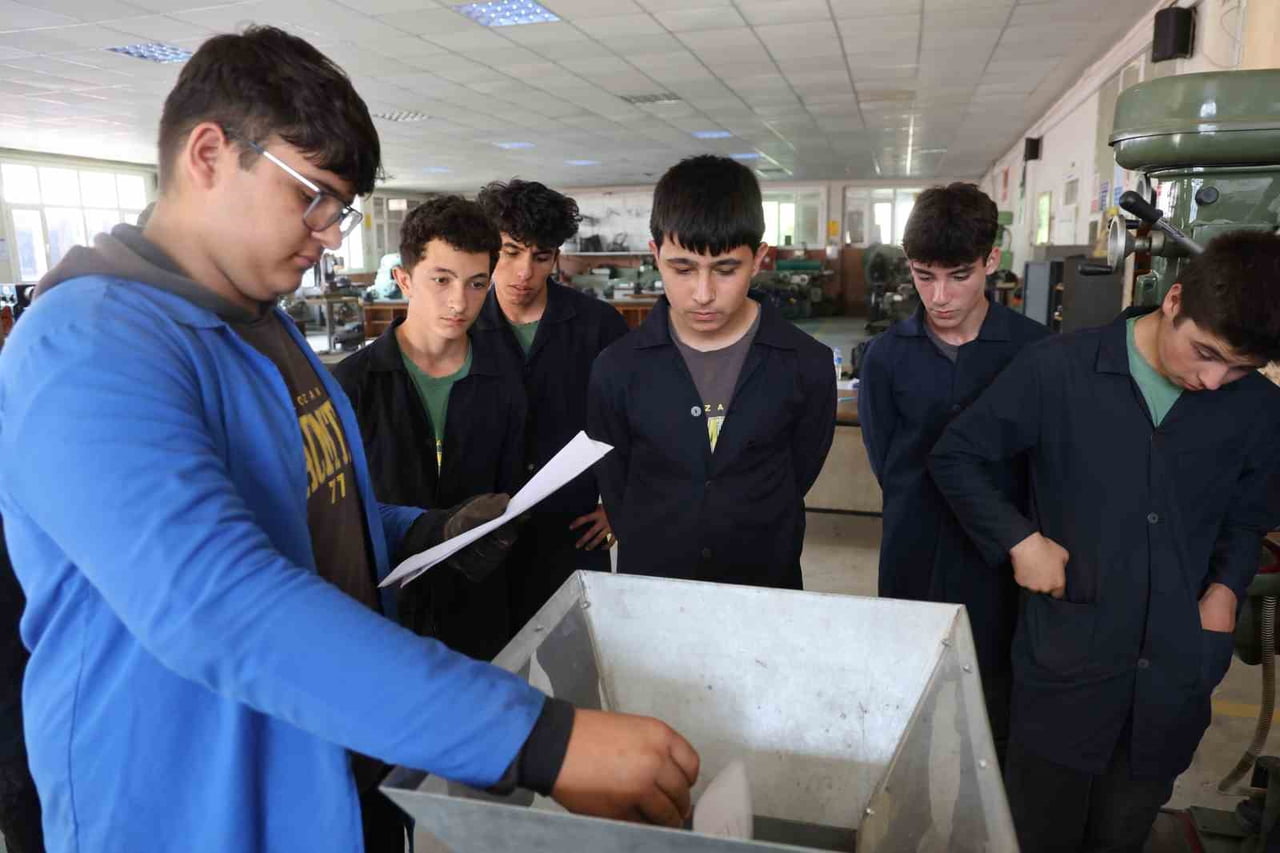 ADANA’NIN KOZAN İLÇESİNDE MESLEK LİSESİ ÖĞRENCİLERİ, OKULDA TOPLADIKLARI PLASTİK VE KAĞIT ATIKLARI...
