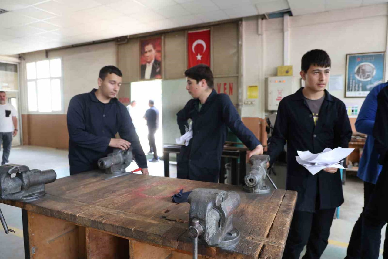 ADANA’NIN KOZAN İLÇESİNDE MESLEK LİSESİ ÖĞRENCİLERİ, OKULDA TOPLADIKLARI PLASTİK VE KAĞIT ATIKLARI...