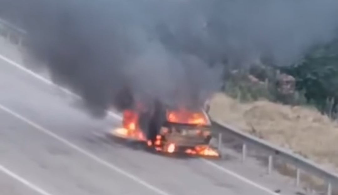 ADANA’NIN KOZAN İLÇESİNDE SEYİR HALİNDEKİ OTOMOBİL ÇIKAN YANGINDA ALEVLERE TESLİM OLURKEN 13...