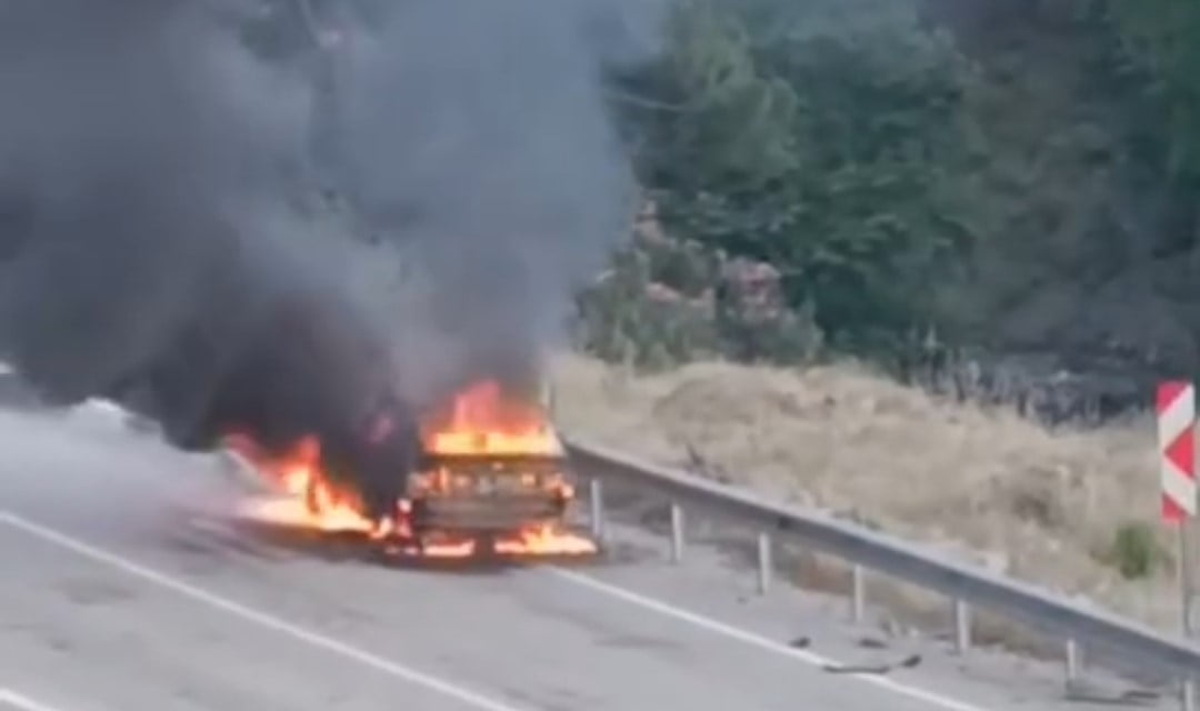 ADANA’NIN KOZAN İLÇESİNDE SEYİR HALİNDEKİ OTOMOBİL ÇIKAN YANGINDA ALEVLERE TESLİM OLURKEN 13...