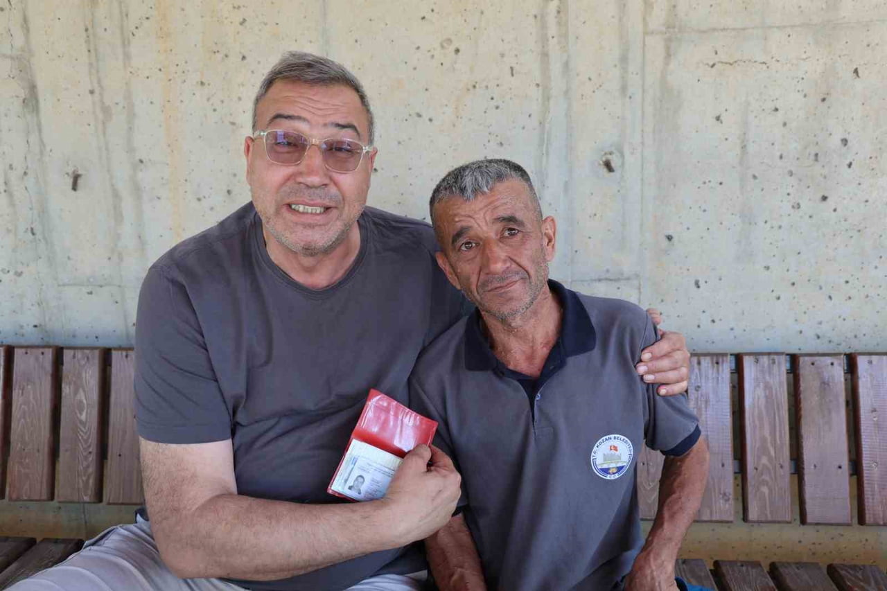 ADANA’NIN KOZAN İLÇESİNDE TEMİZLİK İŞÇİSİ AHMET TOPAK’IN ÖRNEK DAVRANIŞI, ALMANYA’DAN TATİL İÇİN...