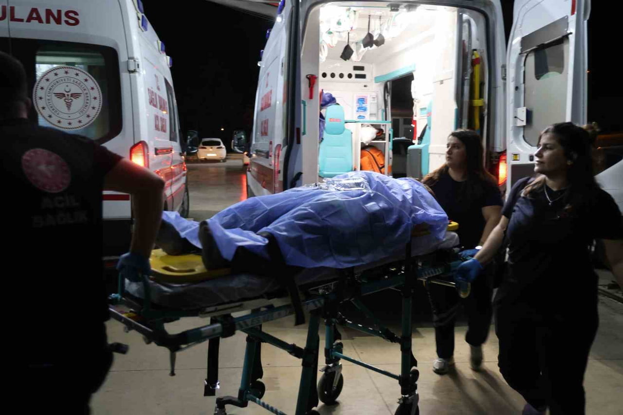 ADANA’NIN KOZAN İLÇESİNDE UÇURUMDAN ORMANLIK ALANA YUVARLANAN OTOMOBİLİN SÜRÜCÜSÜ, JANDARMA...