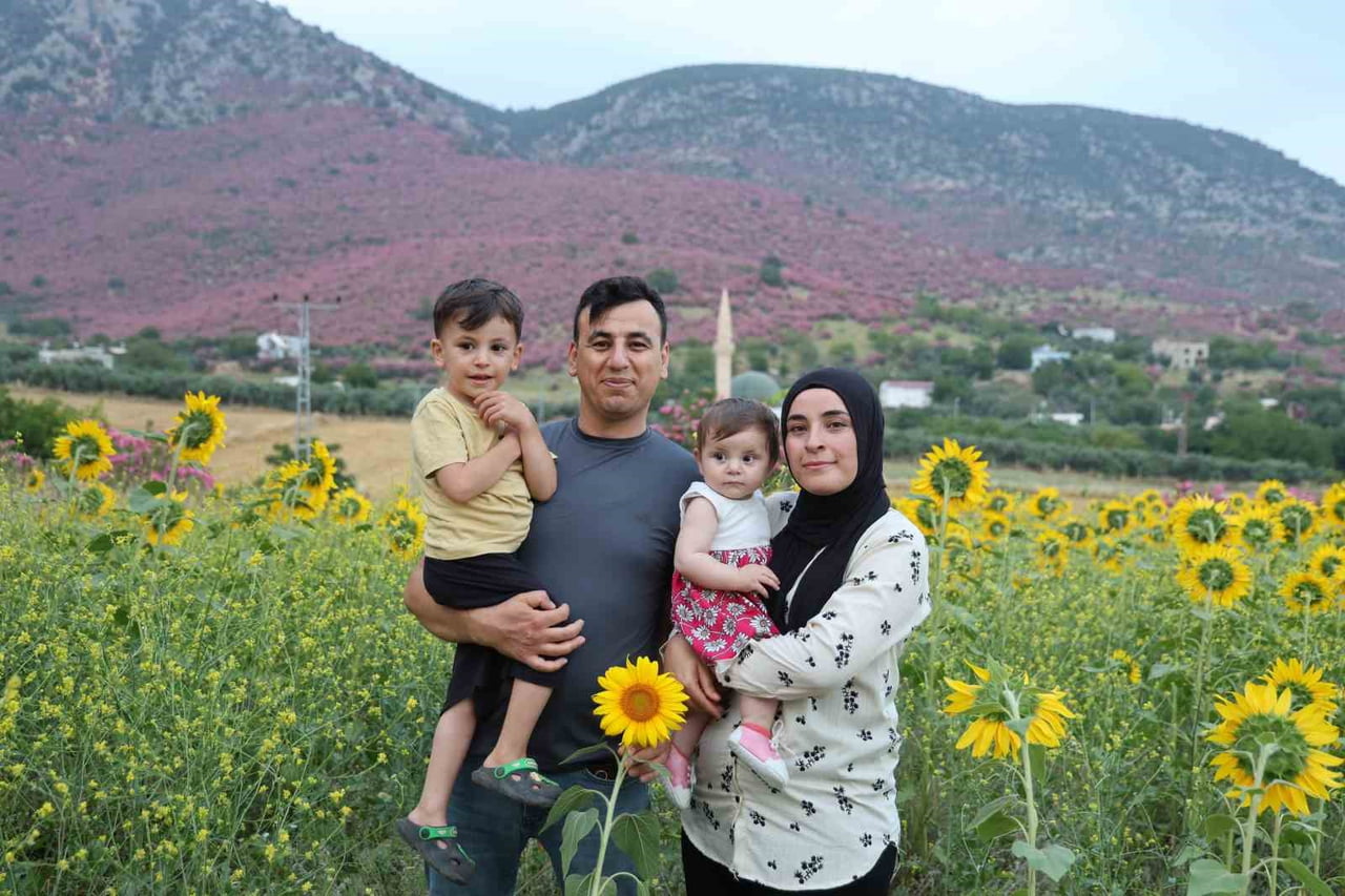 ADANA’NIN KOZAN İLÇESİNDE ZAKKUMLARIN PEMBEYE BOYADIĞI DAĞ YAMAÇLARI İLE AYÇİÇEĞİ TARLALARININ...
