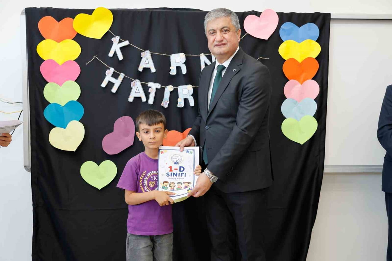 ADANA VALİSİ MUSTAFA YAVUZ, 2025-2026 EĞİTİM ÖĞRETİM YILI'NIN SONA ERMESİ DOLAYISIYLA YAHYA KEMAL...