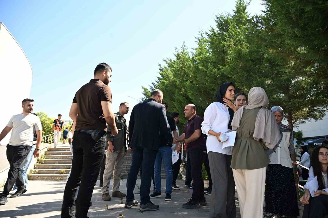 ADAYLAR SINAV SALONLARINDA TER DÖKERKEN, AİLELERİ DE OKUL ÇEVRESİNDE BEKLEDİ, BAZI AİLELER...