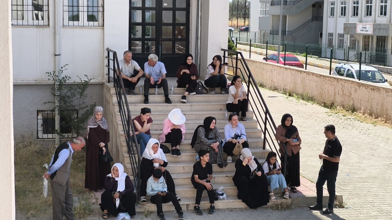 ADAYLAR SINAV SALONLARINDA TER DÖKERKEN, AİLELERİ DE OKUL ÇEVRESİNDE BEKLEDİ, BAZI AİLELER...