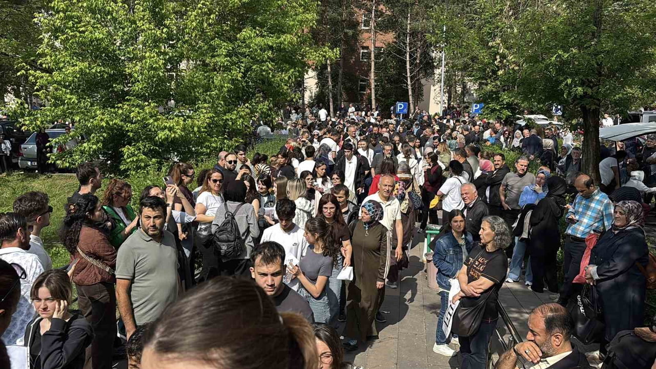 ADAYLAR VE VELİLERİ SABAHIN ERKEN SAATLERİNDEN İTİBAREN SINAV MERKEZLERİNİN YOLUNU TUTTU