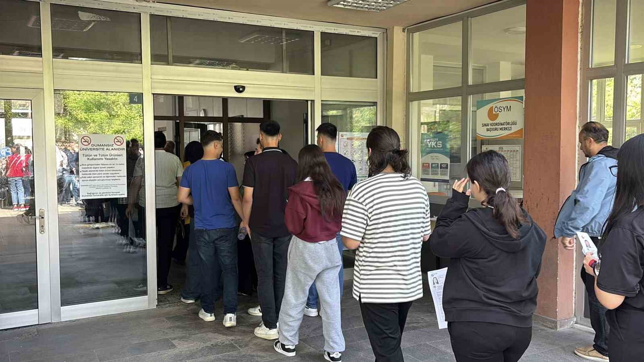 ADAYLAR VE VELİLERİ SABAHIN ERKEN SAATLERİNDEN İTİBAREN SINAV MERKEZLERİNİN YOLUNU TUTTU