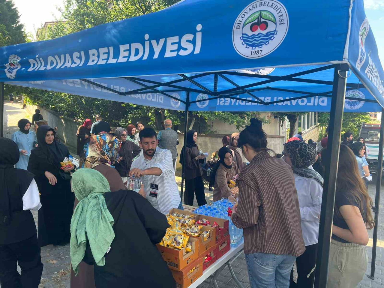 ADAYLARA VE AİLELERE İKRAMLAR DAĞITILDI