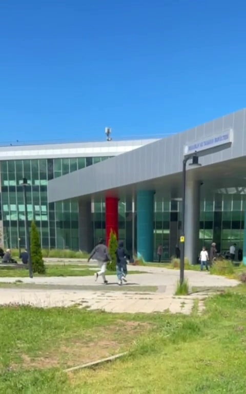 ADAYLARIN KOŞARAK GİRİŞ KAPILARINA YÖNELDİĞİ ANLAR KAMERALARA YANSIDI.