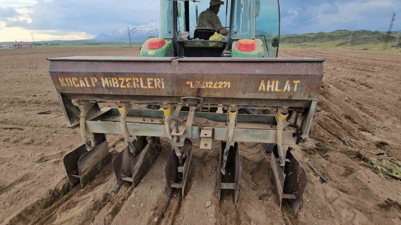 ADİLCEVAZ İLÇESİNE BAĞLI AYDINLAR BELDESİNDEKİ ÇİFTÇİLER, 2026 ÜRETİM SEZONUNUN İLK FASULYE...