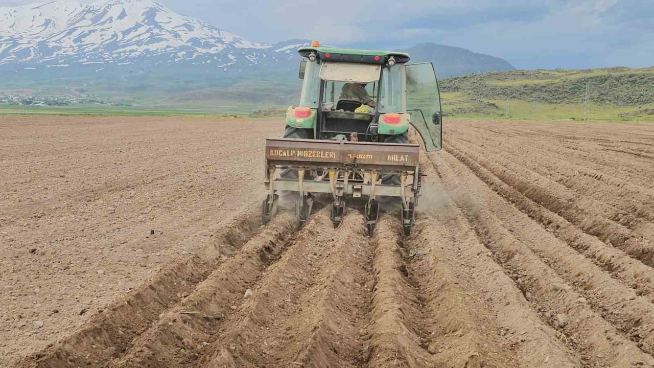 ADİLCEVAZ İLÇESİNE BAĞLI AYDINLAR BELDESİNDEKİ ÇİFTÇİLER, 2026 ÜRETİM SEZONUNUN İLK FASULYE...
