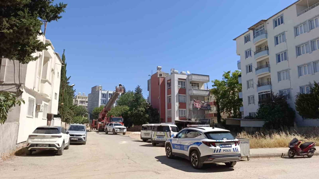 ADIYAMAN'DA 3 KATLI BİR BİNANIN ÜÇÜNCÜ KATINDA ÇIKAN YANGINDA DUMANDAN ETKİLENEN BİR KADIN...