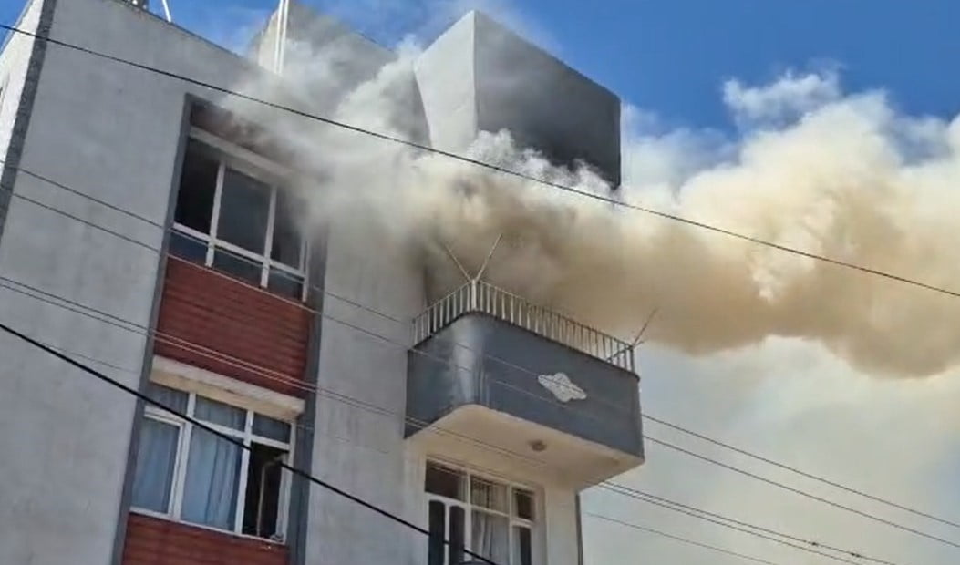 ADIYAMAN'DA 3 KATLI BİR BİNANIN ÜÇÜNCÜ KATINDA ÇIKAN YANGINDA DUMANDAN ETKİLENEN BİR KADIN...