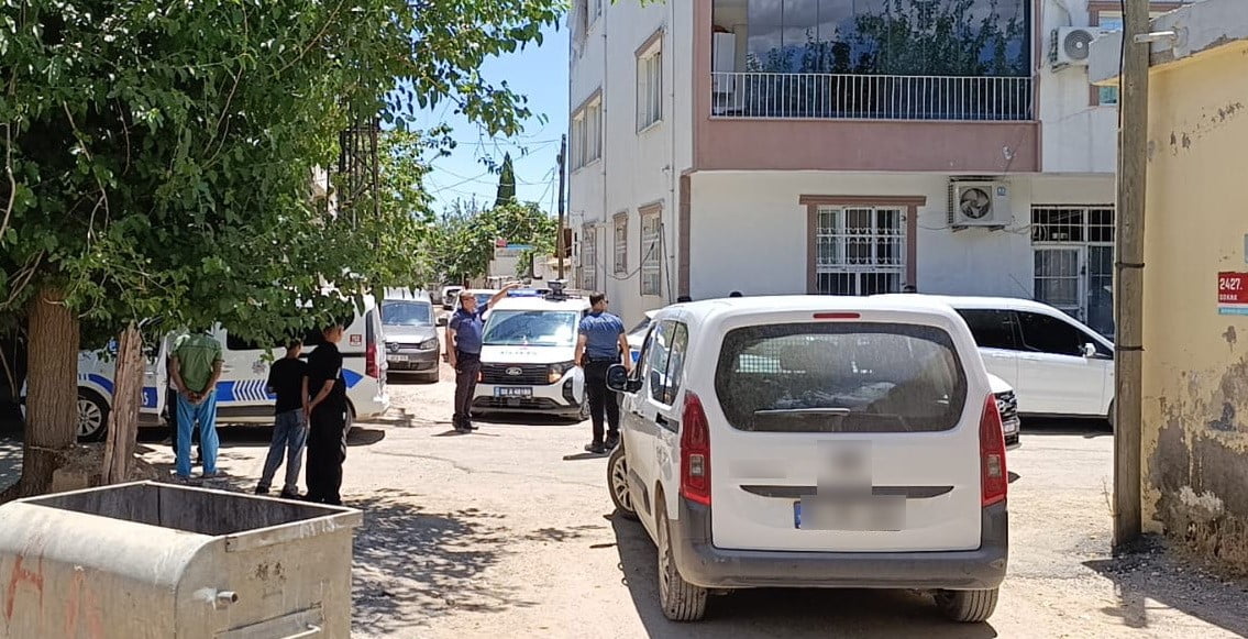 ADIYAMAN'DA AKRABALAR ARASINDA ÇIKAN KAVGADA 3 KİŞİ GÖZALTINA ALINDI.