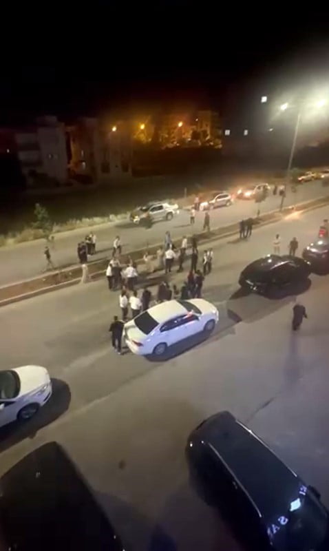 ADIYAMAN'DA BİR DÜĞÜN TÖRENİ SONRASI YAPILAN KONVOYDA ÇIKAN TARTIŞMA YUMRUKLU, TEKMELİ KAVGAYA...