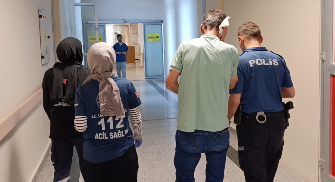 ADIYAMAN'DA BİR İNŞAATTAN DÜŞEN MALZEMENİN YOLDA YÜRÜYEN VATANDAŞA İSABET ETMESİ SONUCU 1 KİŞİ...