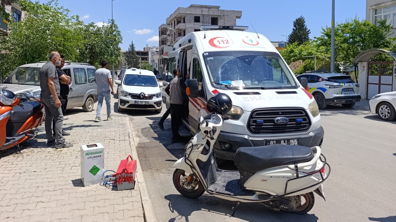 ADIYAMAN'DA KONTROLDEN ÇIKARAK DEVRİLEN MOTOSİKLETTE BULUNAN 2 KİŞİ YARALANDI.