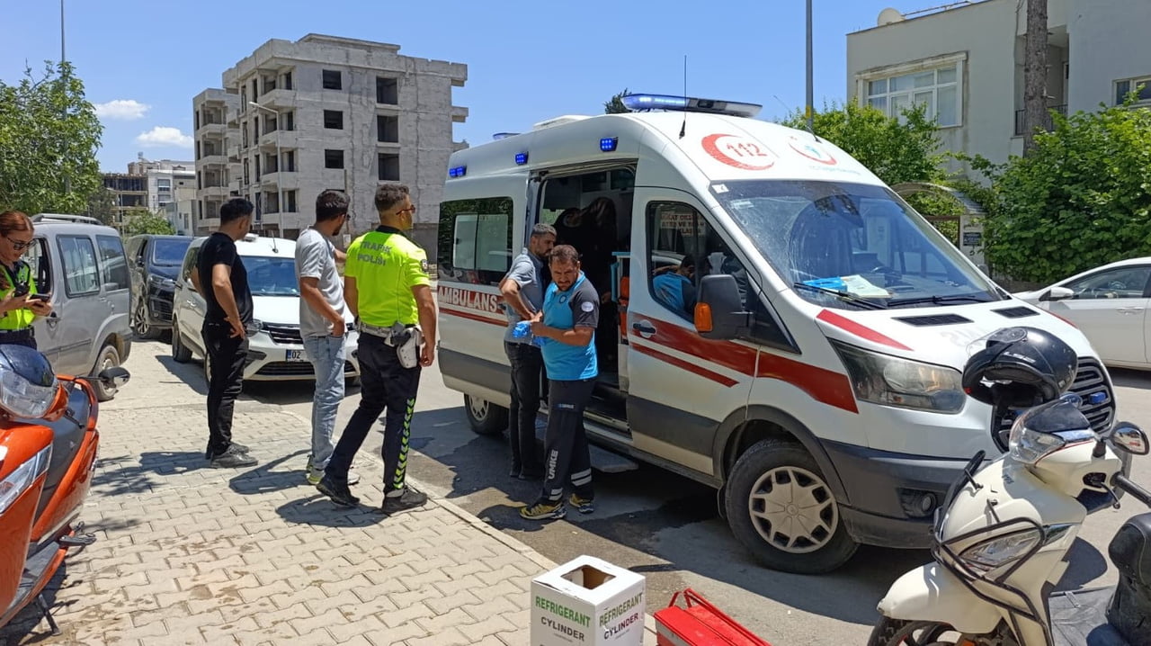 ADIYAMAN'DA KONTROLDEN ÇIKARAK DEVRİLEN MOTOSİKLETTE BULUNAN 2 KİŞİ YARALANDI.