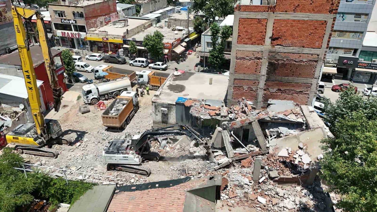ADIYAMAN'DA KONTROLLÜ YIKIMI YAPILAN BİR BİNADAN KOPAN BETON PARÇALARI YAN TARAFINDAKİ İŞLETMENİN...