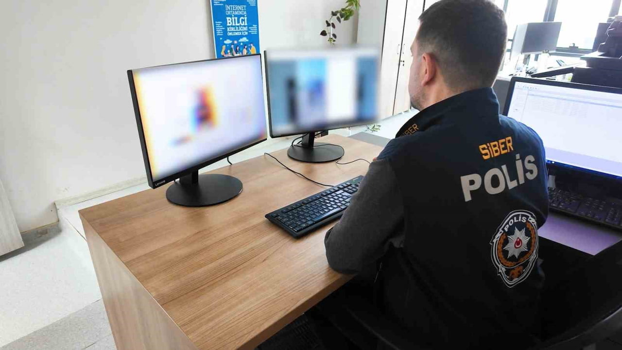 ADIYAMAN'DA POLİS EKİPLERİ TARAFINDAN, SOSYAL MEDYA PLATFORMLARINDA SİLAH TEŞHİRİ VE SİLAH...