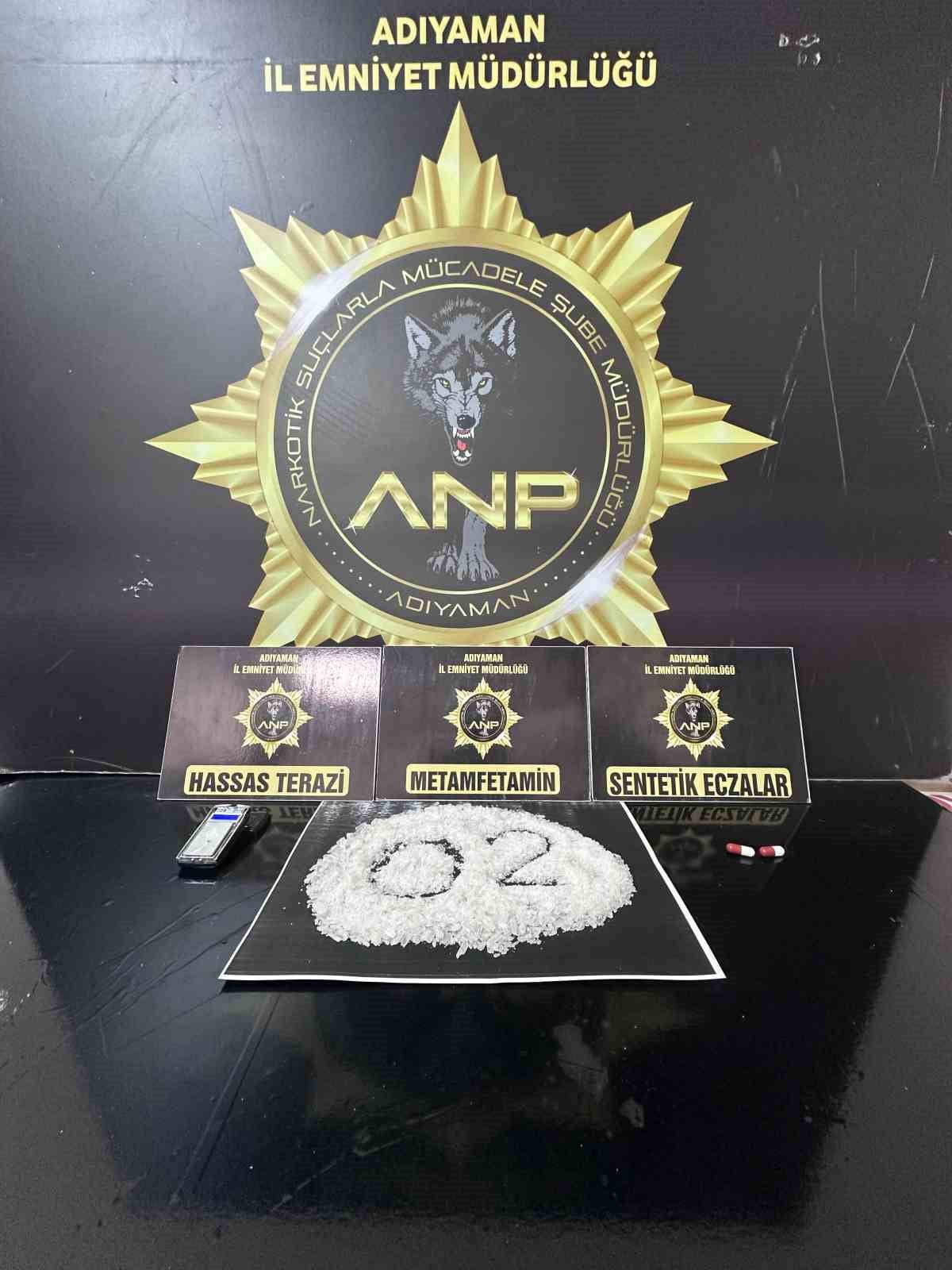ADIYAMAN'DA POLİS EKİPLERİNCE ÇEŞİTLİ SUÇLARDAN ARANAN ŞAHISLARIN YAKALANMASINA YÖNELİK YÜRÜTÜLEN...