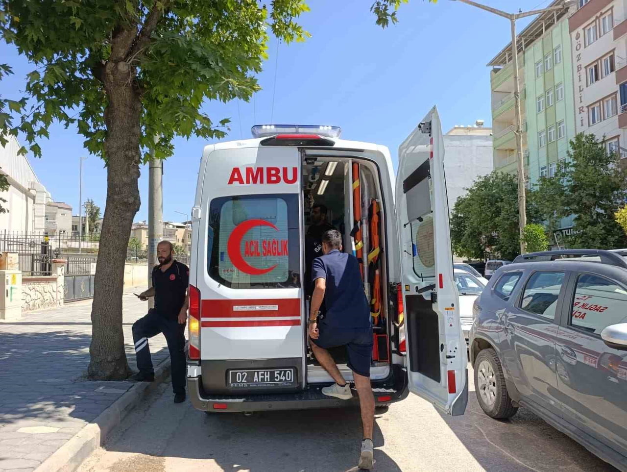 ADIYAMAN'DA SÜRÜCÜSÜNÜN DİREKSİYON HAKİMİYETİNİ KAYBETMESİ SONUCU DEVRİLEN MOTOSİKLETİN SÜRÜCÜSÜ...