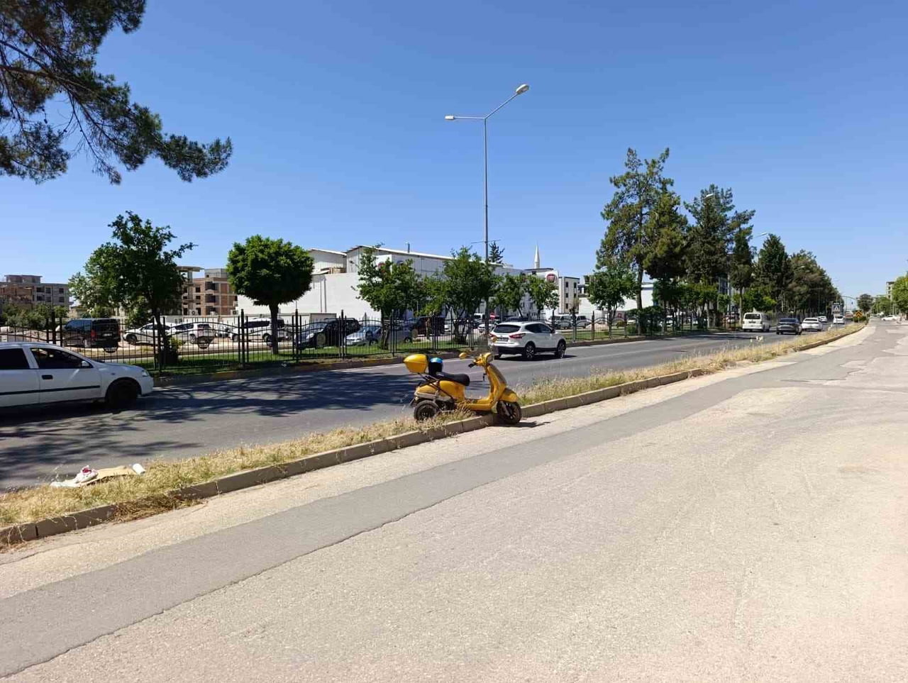 ADIYAMAN'DA SÜRÜCÜSÜNÜN DİREKSİYON HAKİMİYETİNİ KAYBETTİĞİ ELEKTRİKLİ MOTOSİKLETİN DEVRİLMESİ...